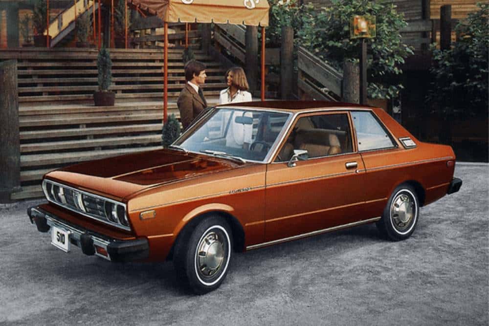 https://autogreeknews.gr/wp-content/uploads/2023/04/datsun_510_2-door_sedan.jpg