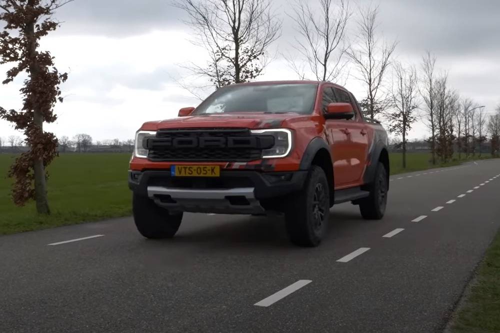 Οδοστρωτήρας Ford Ranger Raptor στην autobahn (+video)
