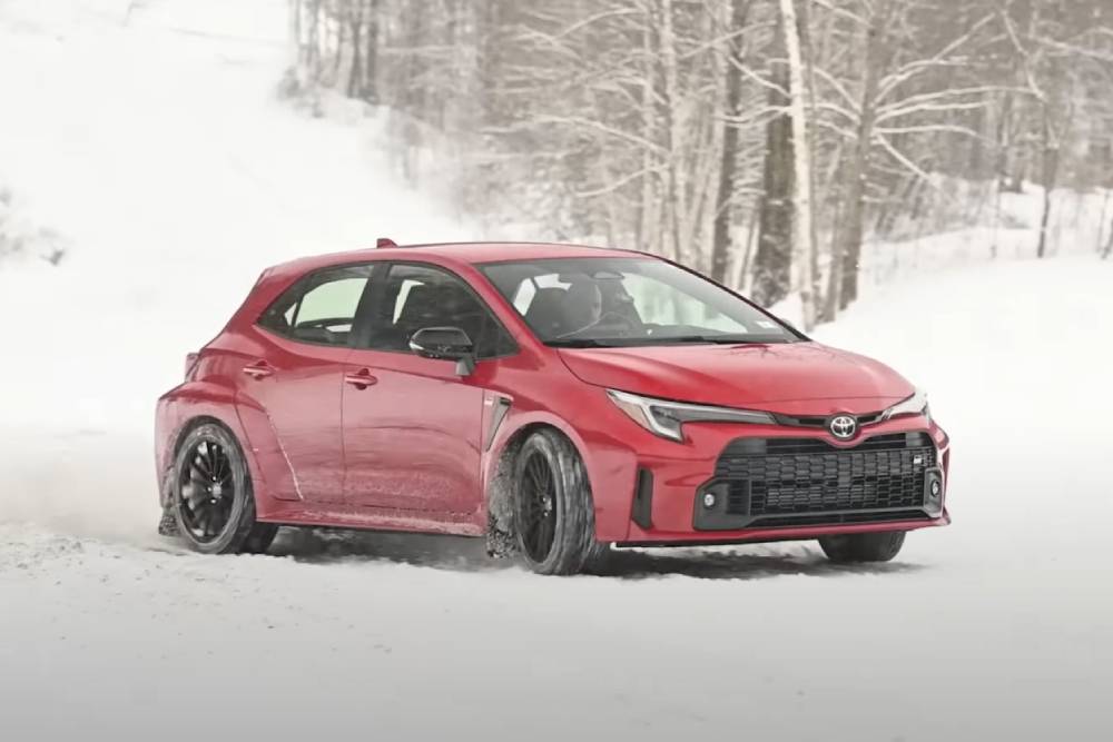 Το Toyota GR Corolla διδάσκει στα χιόνια (+video)