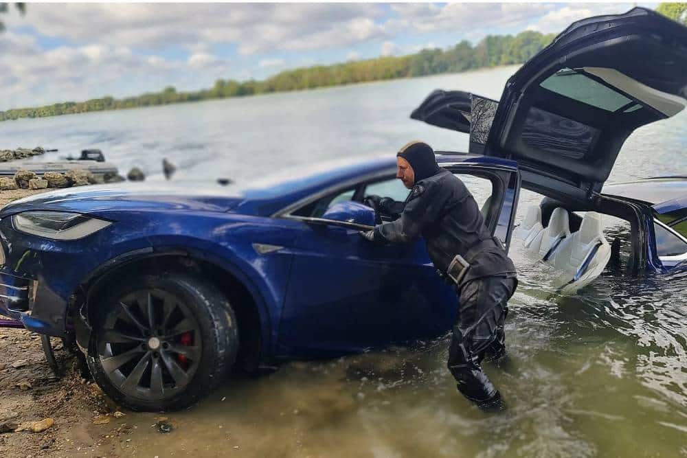 Tesla βυθίστηκε και πουλήθηκε την επόμενη μέρα!