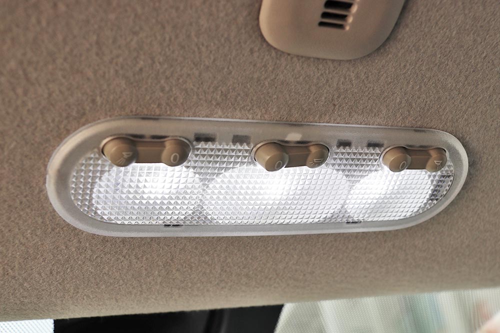 https://autogreeknews.gr/wp-content/uploads/2023/05/LED-Lights-car-interior-4.jpg
