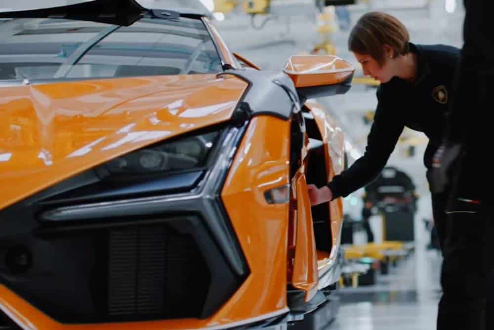 https://autogreeknews.gr/wp-content/uploads/2023/05/Lamborghini-Revuelto-Production-9.jpg