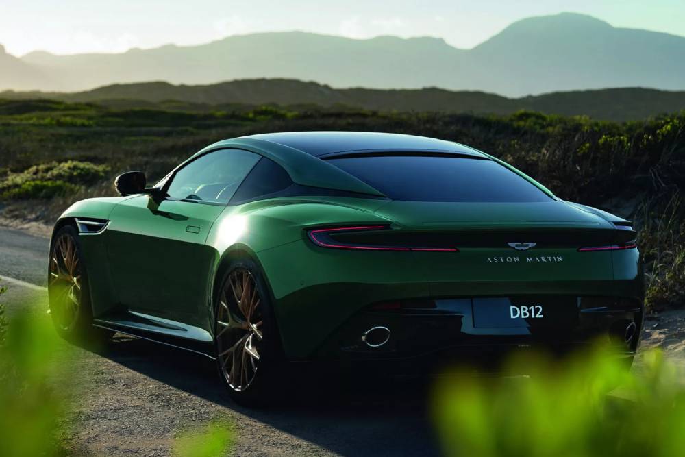 https://autogreeknews.gr/wp-content/uploads/2023/05/New-Aston-Martin-DB12_08-2048x1366-1.jpg
