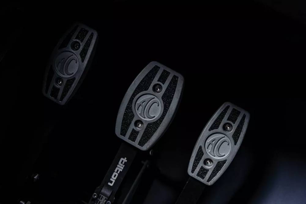 https://autogreeknews.gr/wp-content/uploads/2023/05/ac-cobra-gt-roadster-branded-pedals-original-1024x.jpg