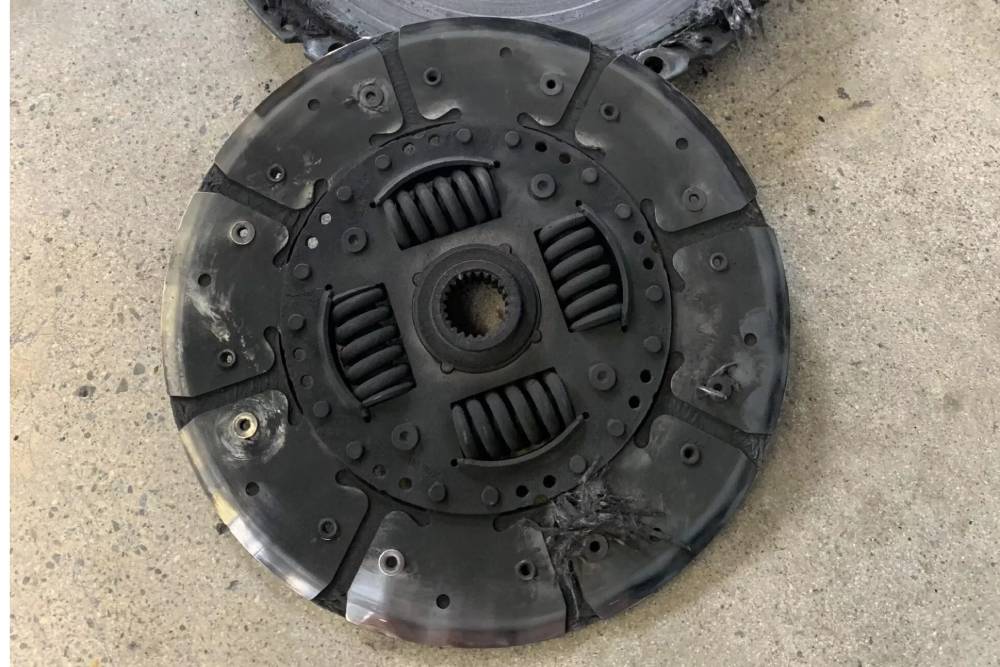 Δάνεισε το αυτοκίνητο και τού έκαψαν το συμπλέκτη