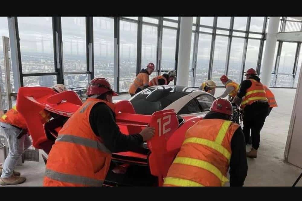 https://autogreeknews.gr/wp-content/uploads/2023/05/mclaren-senna-craned-into-penthouse-06.jpg
