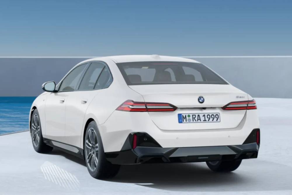 https://autogreeknews.gr/wp-content/uploads/2023/05/new-bmw-520i-m-package-02.jpg