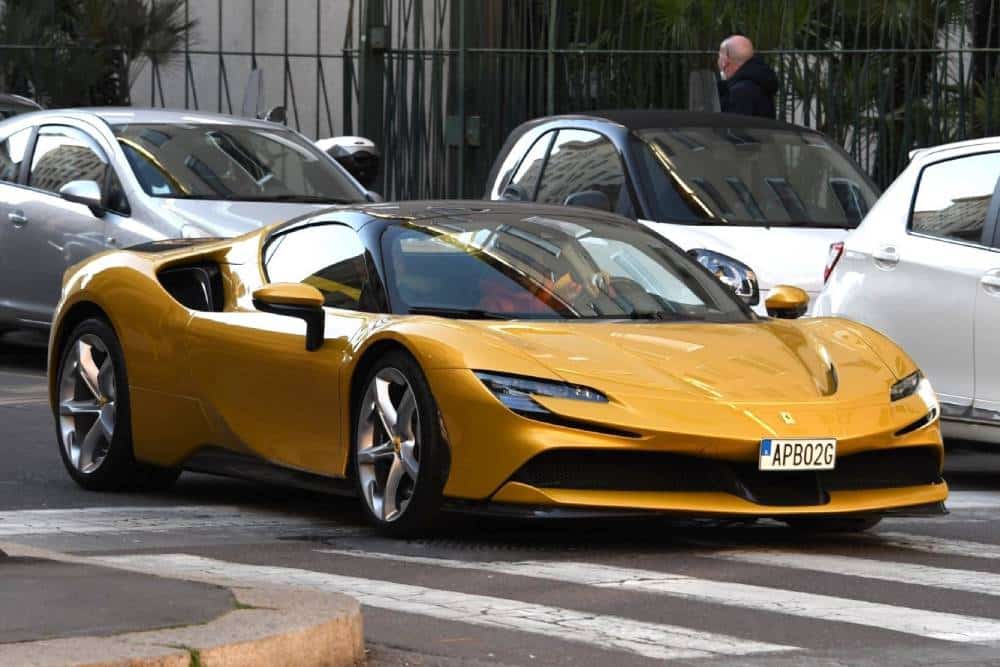 https://autogreeknews.gr/wp-content/uploads/2023/05/zlatan-ferrari-sf90-02.jpg