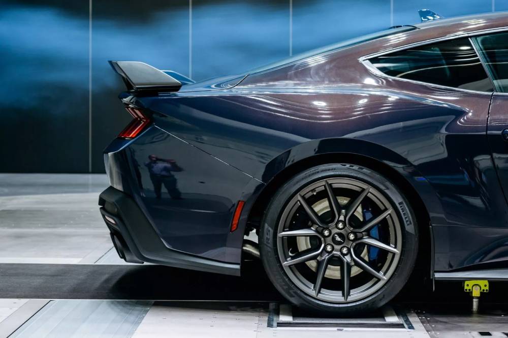 https://autogreeknews.gr/wp-content/uploads/2023/06/2024-Ford-Mustang-Dark-Horse-wind-tunnel-10-scaled-1.jpg