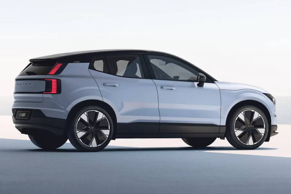 https://autogreeknews.gr/wp-content/uploads/2023/06/2025-Volvo-EX30-EV-6-2048x1331-1.jpg