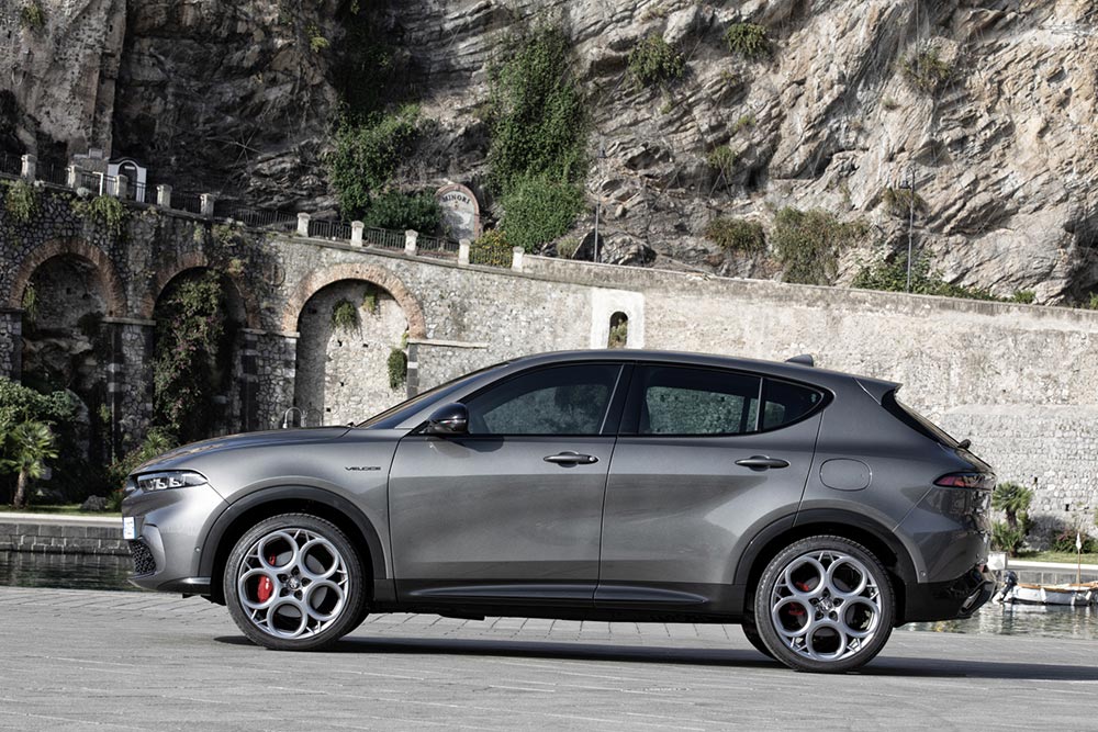 https://autogreeknews.gr/wp-content/uploads/2023/06/Alfa-Romeo-Tonale-PHEV-side.jpeg