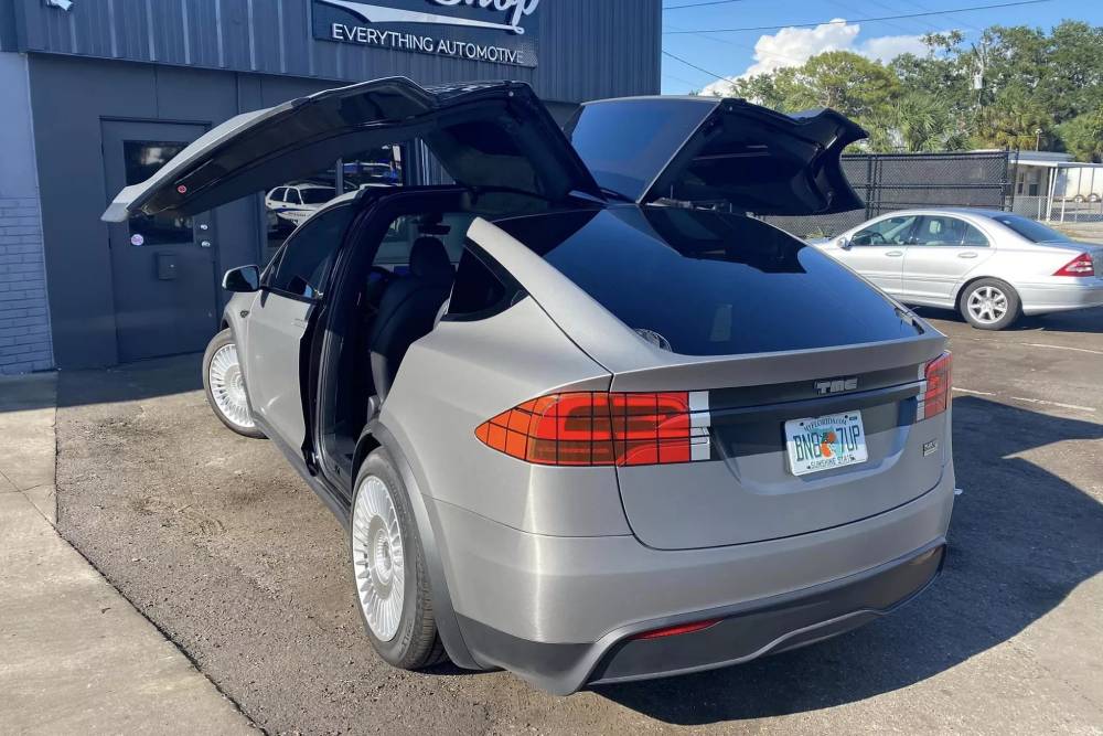 Tesla Model X έχει πρότυπο το DeLorean!