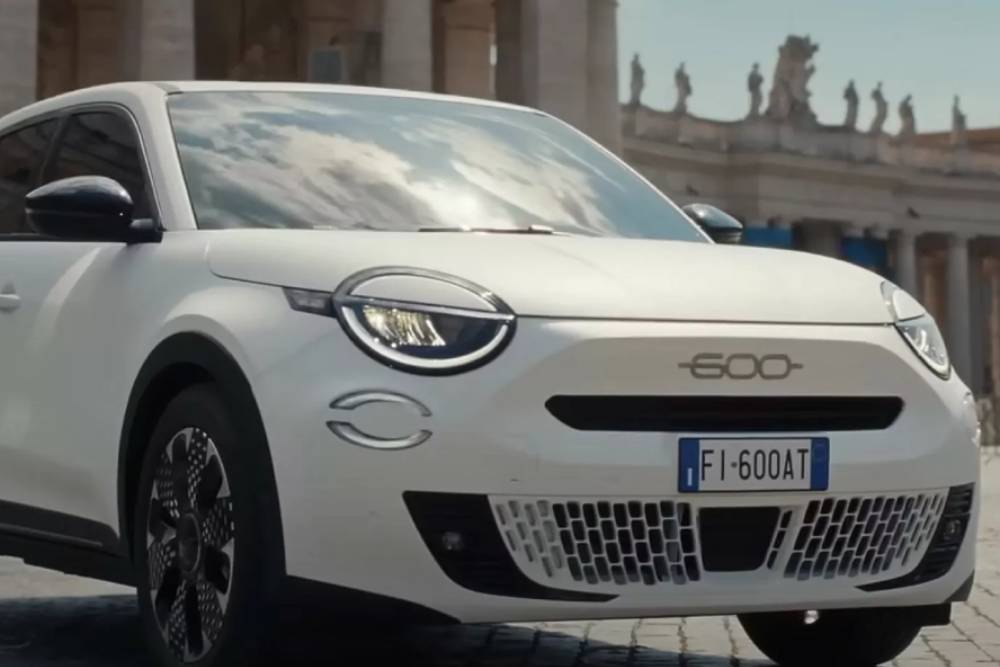 https://autogreeknews.gr/wp-content/uploads/2023/06/Fiat-600-Teaser-1s.jpg