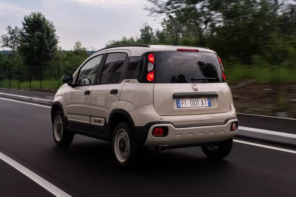 https://autogreeknews.gr/wp-content/uploads/2023/06/Fiat-Panda-4x40C2B0-Limited-Edition-17.jpg