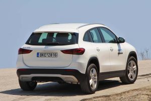 Mercedes-Benz-GLA-200-(10)