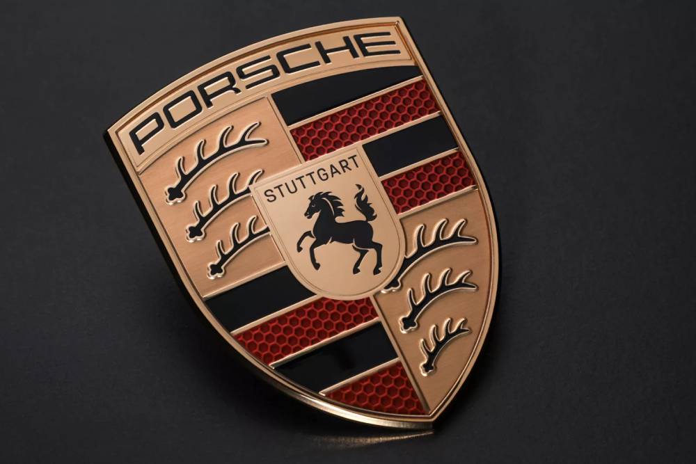 https://autogreeknews.gr/wp-content/uploads/2023/06/Porsche-badge-00009.jpg