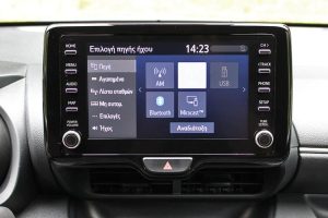 Toyota-Yaris-1.5-infotainment