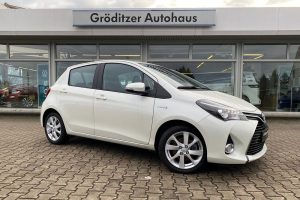 Toyota-Yaris-Hybrid-2015-(1)