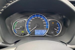 Toyota-Yaris-Hybrid-2015-(2)