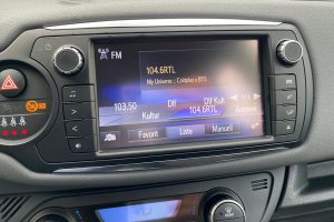 Toyota-Yaris-Hybrid-2015-(3)