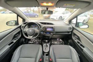 Toyota-Yaris-Hybrid-2015-(5)