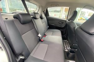 Toyota-Yaris-Hybrid-2015-(6)