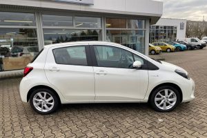 Toyota-Yaris-Hybrid-2015-(8)