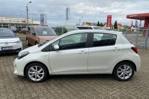 Toyota-Yaris-Hybrid-2015-(9)