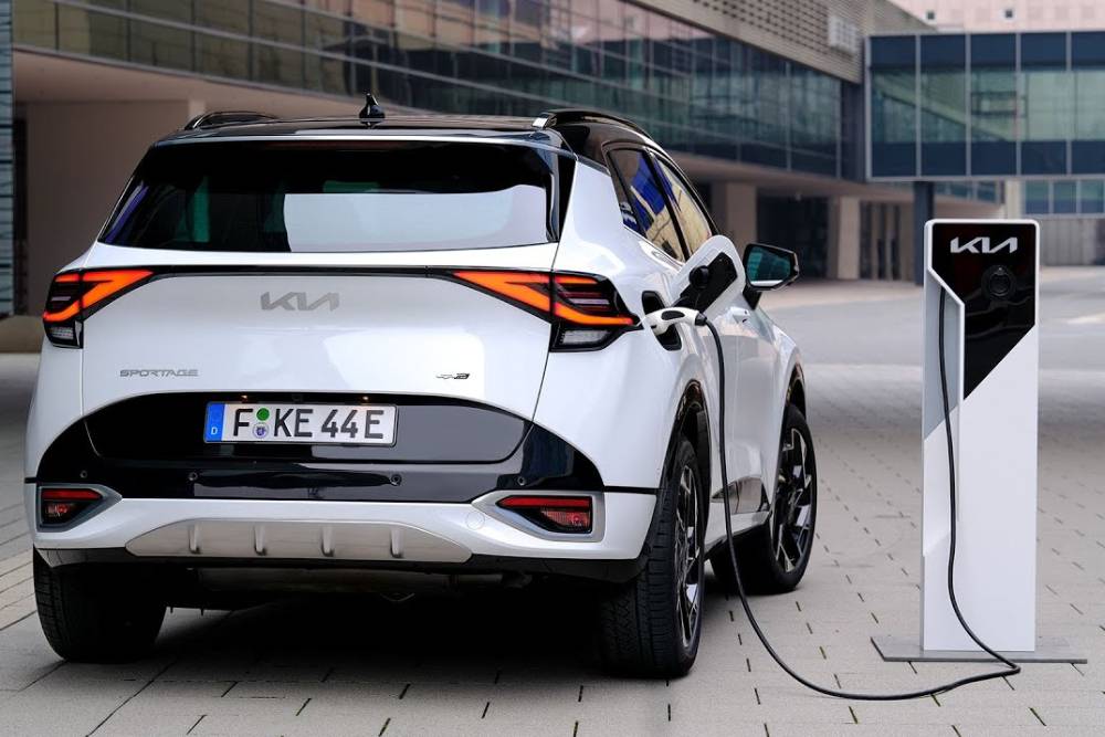 https://autogreeknews.gr/wp-content/uploads/2023/06/kia-sportage-phev-charging.jpg