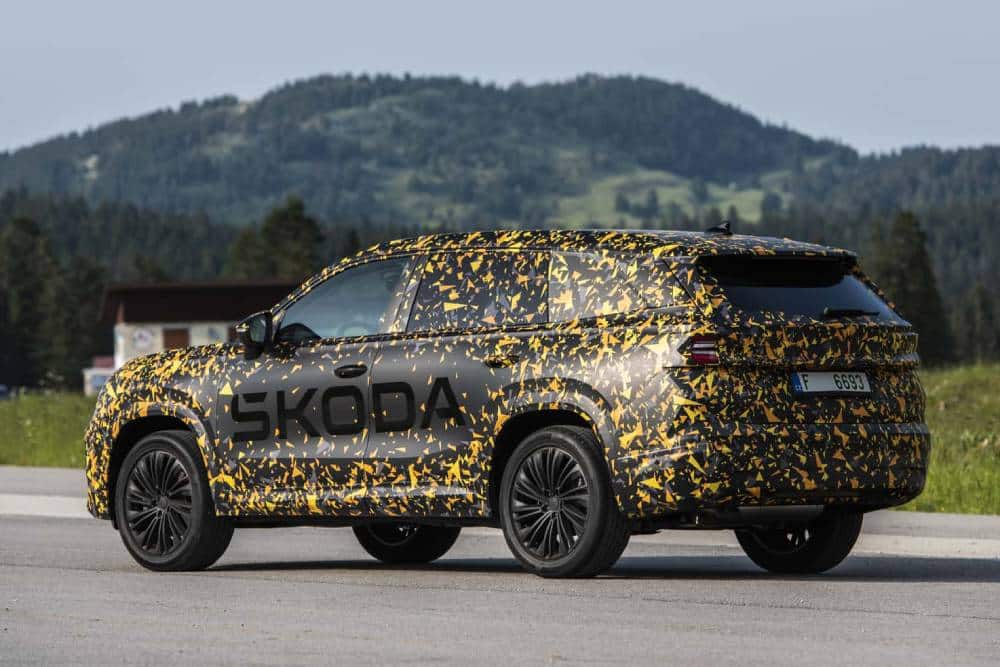 https://autogreeknews.gr/wp-content/uploads/2023/06/skoda-kodiaq-2024-covered-drive-9.jpg
