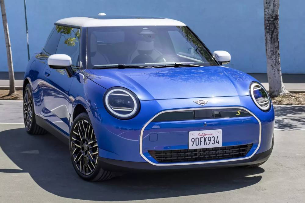 https://autogreeknews.gr/wp-content/uploads/2023/07/2024-Mini-Cooper-EV-4-2048x1365-1.jpg
