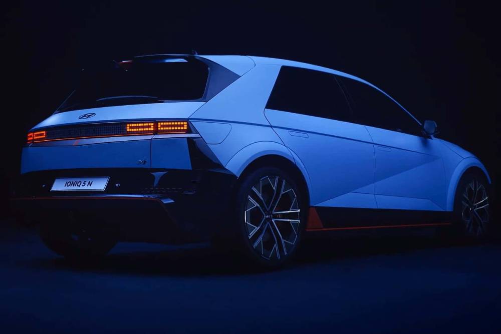https://autogreeknews.gr/wp-content/uploads/2023/07/2024-hyundai-ioniq-5-n-screenshot-from-official-vi-1.jpg