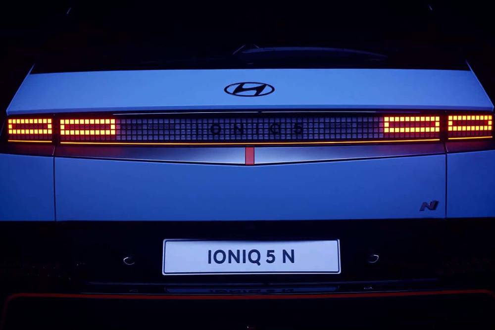 https://autogreeknews.gr/wp-content/uploads/2023/07/2024-hyundai-ioniq-5-n-screenshot-from-official-vi-8.jpg