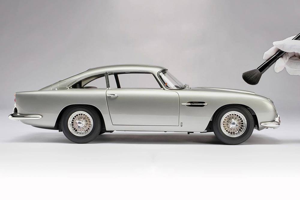 https://autogreeknews.gr/wp-content/uploads/2023/07/ASTON-MARTIN-DB5-VANTAGE-scale-model-2.jpg