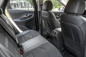 Hyundai-i30-piso-kathisma-1