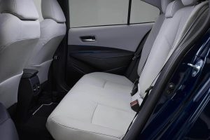 Toyota-Corolla-Sedan-piso-kathisma