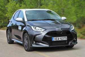 Toyota-Yaris-dynamic-front