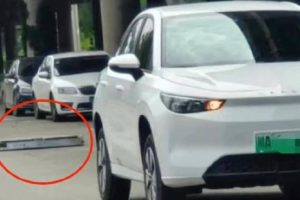 battery falls off chinese ev