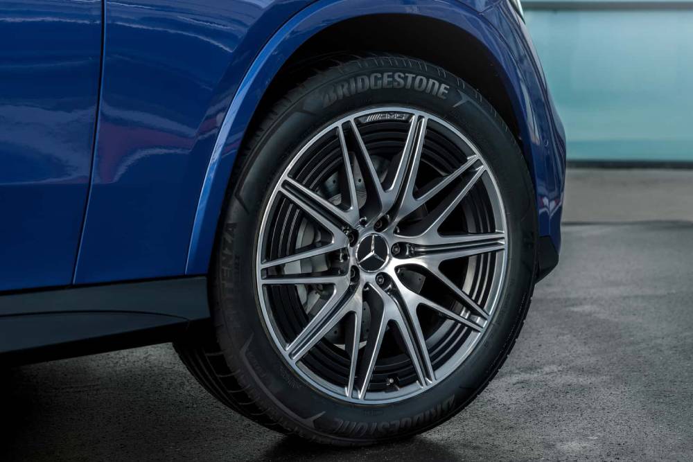 https://autogreeknews.gr/wp-content/uploads/2023/07/mercedes-amg-glc43-wheel-european-model.jpg