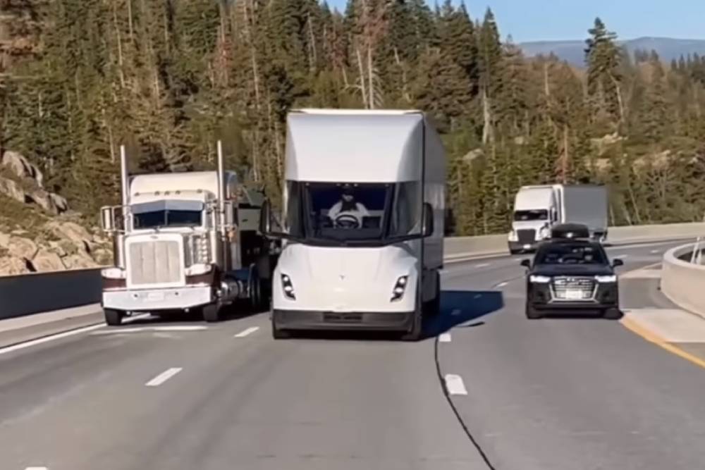 https://autogreeknews.gr/wp-content/uploads/2023/07/tesla-semi-vs-conventional-trucks.jpg