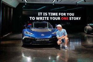 valtteri-bottas-takes-delivery-of-a-blue-mercedes- (1)