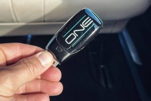 valtteri-bottas-takes-delivery-of-a-blue-mercedes- (4)