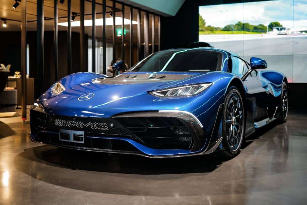 https://autogreeknews.gr/wp-content/uploads/2023/07/valtteri-bottas-takes-delivery-of-a-blue-mercedes-6.jpg