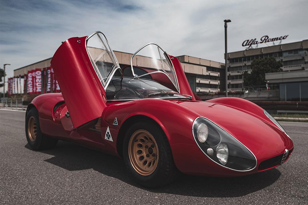 https://autogreeknews.gr/wp-content/uploads/2023/08/Alfa-Romeo-33-Stradale-classic.jpg