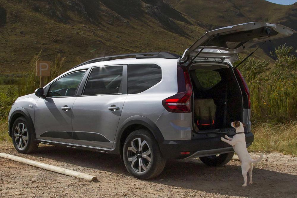 https://autogreeknews.gr/wp-content/uploads/2023/08/Dacia_Jogger_rear.jpg