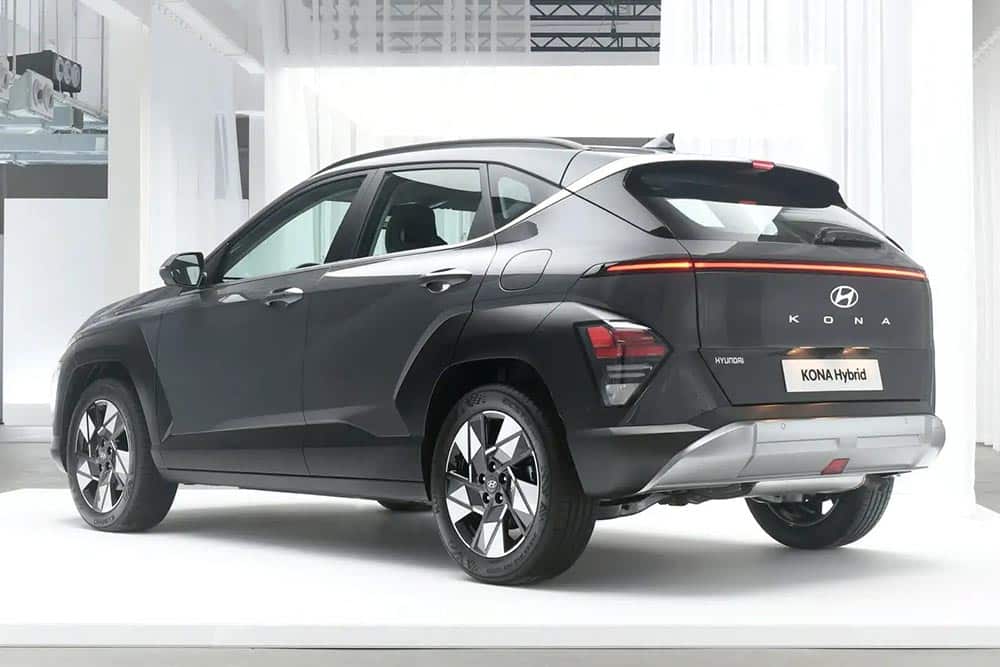 https://autogreeknews.gr/wp-content/uploads/2023/08/Hyundai-Kona-Hybrid-2023-rear.jpg