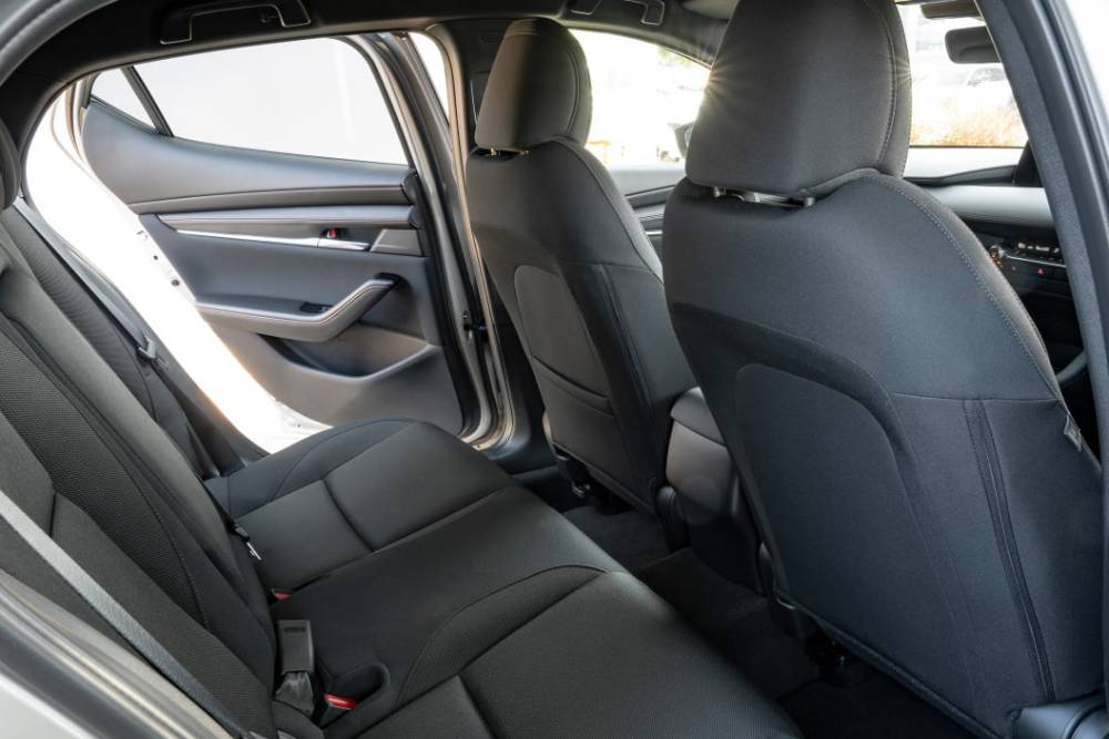 https://autogreeknews.gr/wp-content/uploads/2023/08/Mazda320rear20seats_ph1agi.jpg