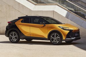 Toyot-C-HR-2023-side front