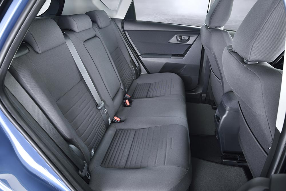 https://autogreeknews.gr/wp-content/uploads/2023/08/Toyota-Auris-2015-rear-seat.jpg