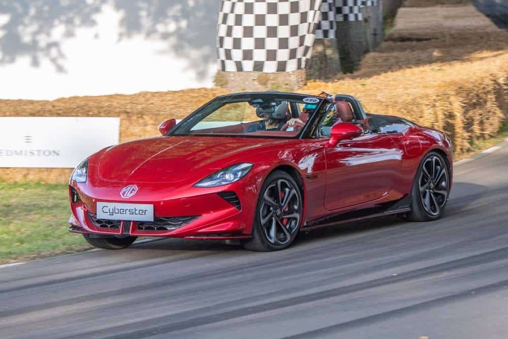 «Ευθείας βολής» το γκάζι του MG Cyberster (+video)